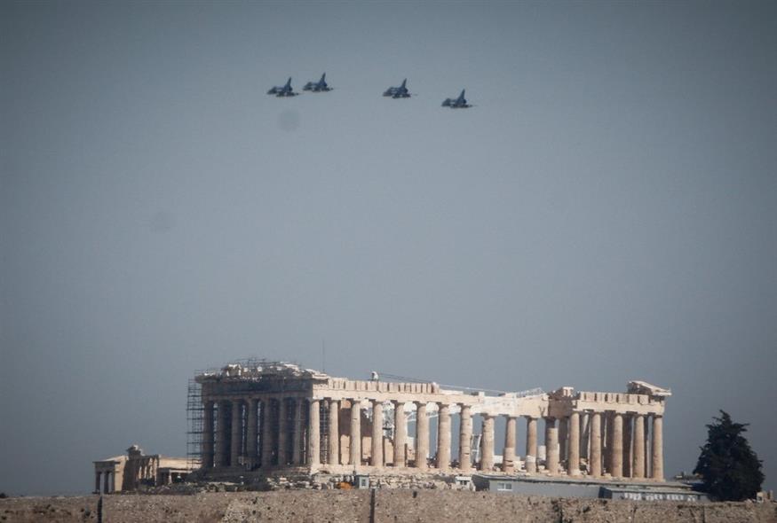 Μαχητικά αεροσκάφη πετούν πάνω από την Ακρόπολη / Eurokinissi