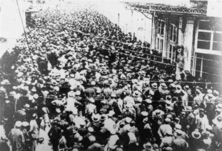 Oι δρόμοι της Θεσσαλονίκης είναι ασφυκτικά γεμάτοι από τους διαδηλωτές την Παρασκευή 8 Μαΐου 1936