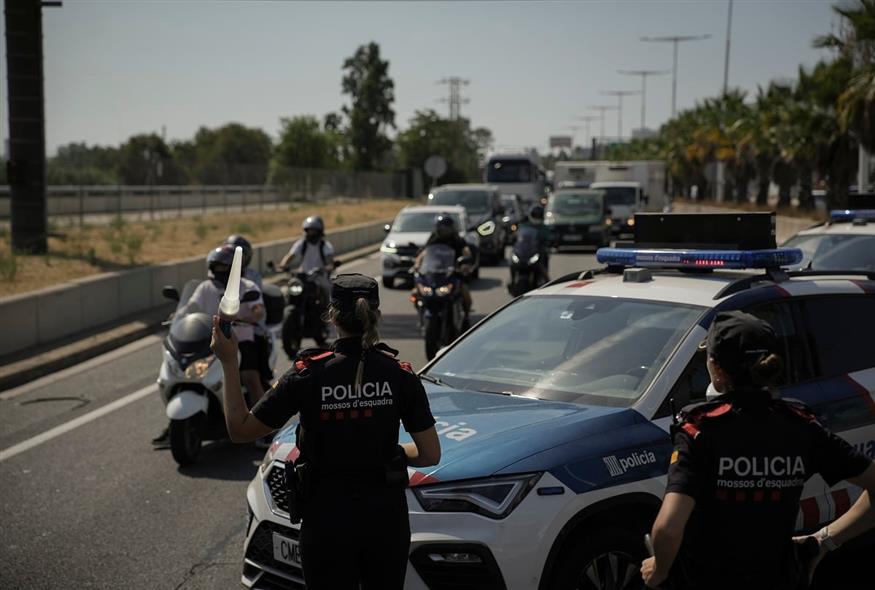 Αστυνομία στην Ισπανία (AP Photo/Emilio Morenatti)