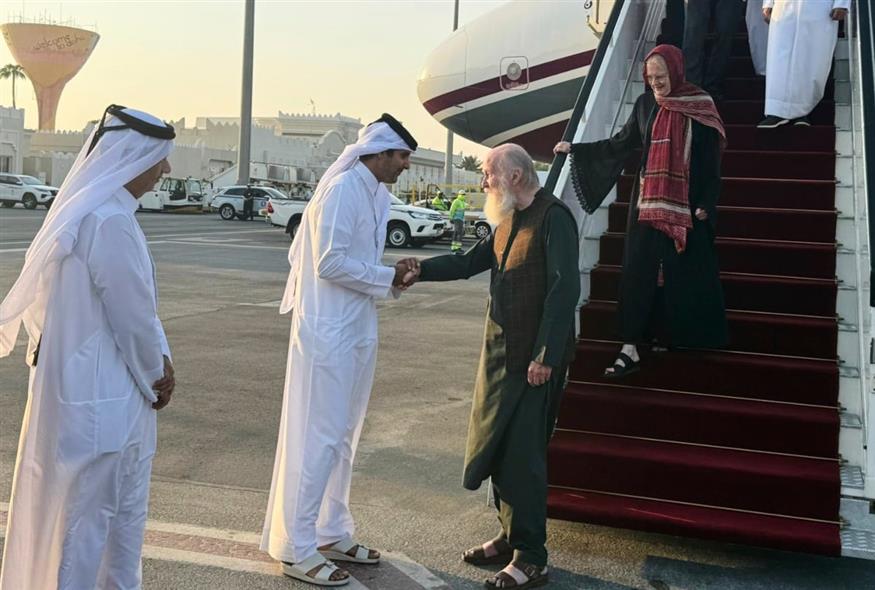 Οι Μπάρμπι και Πίτερ Ρέινολντς όταν έφτασαν στη Ντόχα του Κατάρ μετά την απελευθέρωσή τους (AP Photo/Najib Jubain) Οι Μπάρμπι και Πίτερ Ρέινολντς όταν έφτασαν στη Ντόχα του Κατάρ μετά την απελευθέρωσή τους (AP Photo/Najib Jubain)