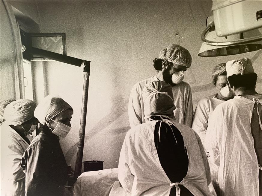 ethnos.gr/Ο Βαγγέλης Φούφουλας με την Ελένη Θεοχάρους χειρουργούν Αζέρο αιχμάλωτο το 1992 στο Ναγκόρνο-Καραμπάχ (41864)