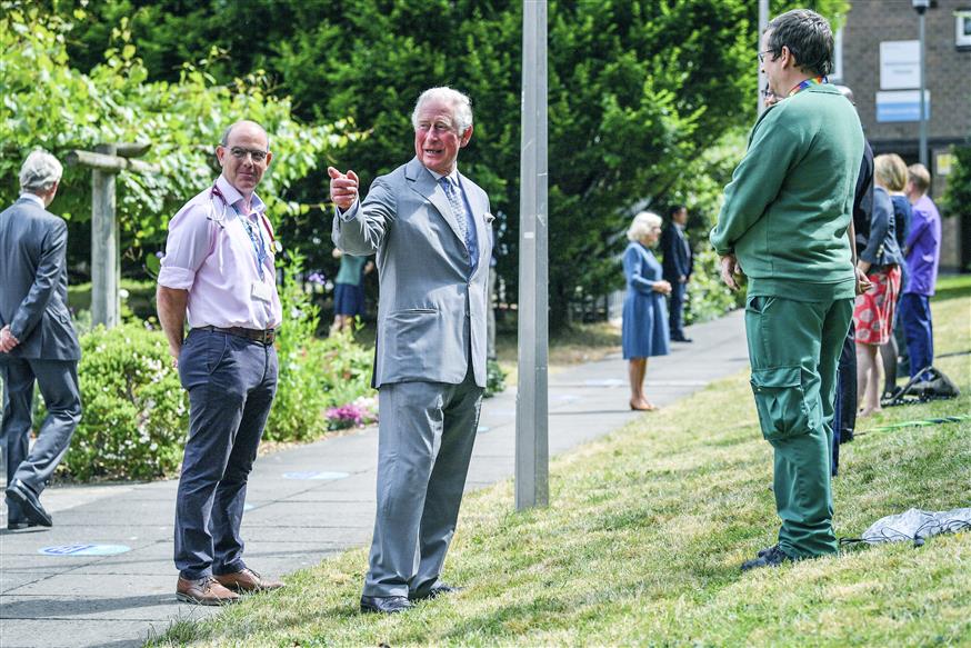 Ο πρίγκιπας Κάρολος στο Gloucestershire Royal Hospital (Copyright: Ben Birchall/PA via AP)
