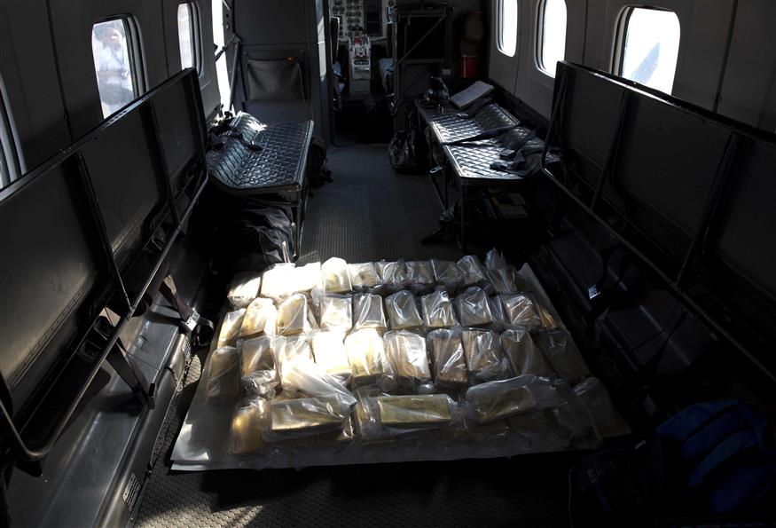 Συσκευασμένοι ράβδοι χρυσού μέσα σε αεροπλάνο της κυβέρνησης της Βενεζουέλας (AP Photo/Ariana Cubillos)