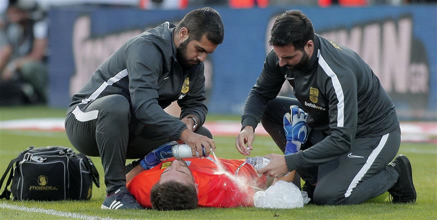 Ο Κουέστα δέχεται τις πρώτες βοήθειες μετά τον τραυματισμό του στην Τούμπα (copyright Intime)