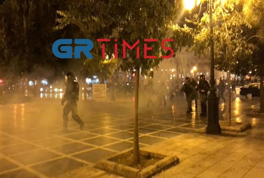 Στιγμιότυπο από τα επεισόδια στη Θεσσαλονίκη/GrTimes.gr