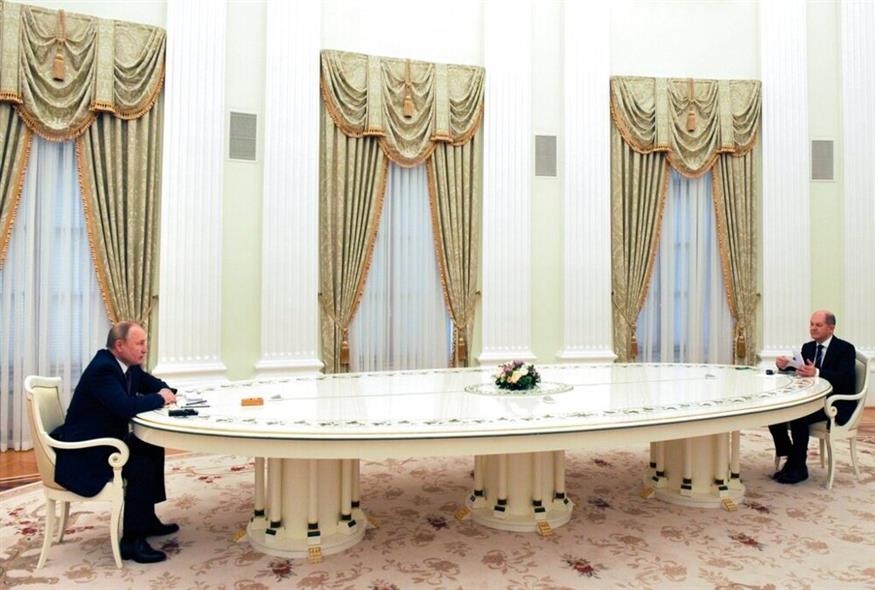 Ο Βλάντιμιρ Πούτιν με τον Όλαφ Σολτς/Mikhail Klimentyev, Sputnik, Kremlin Pool Photo via AP