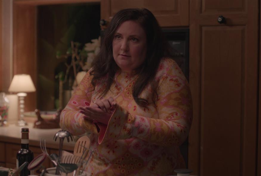 Η Lena Dunham, μέσα από αυτό το ταξίδι της ηρωίδας της, σχολιάζει διακριτικά αλλά έξυπνα και τη δική της εμπειρία ως Αμερικανίδα δημιουργός που ζει πλέον στο Λονδίνο (Copyright: Netflix)