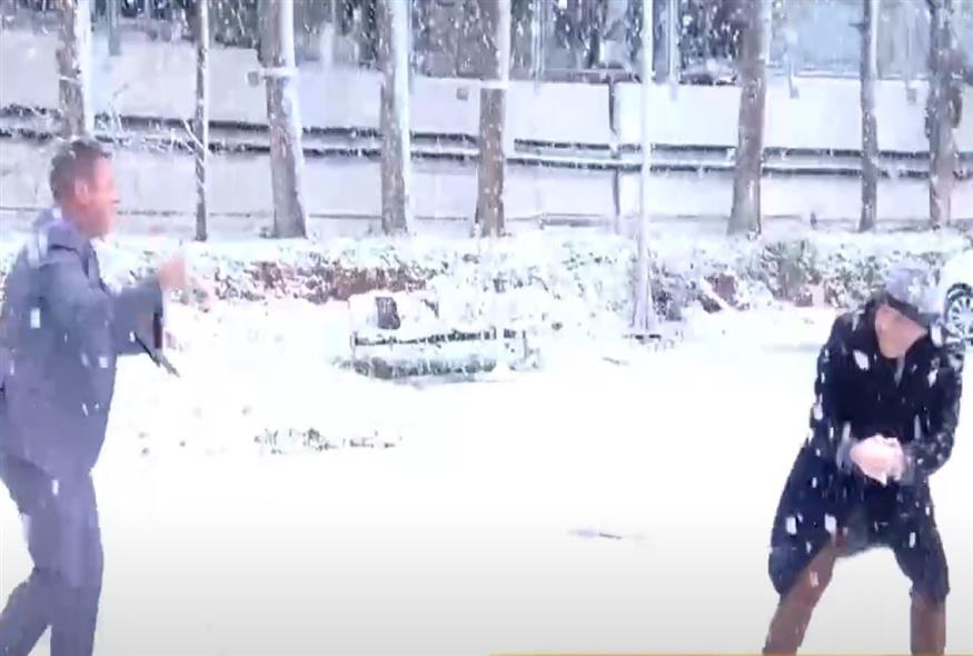 Χιονοπόλεμο έπαιξαν οι δύο δημοσιογράφοι στις εγκαταστάσεις του Open