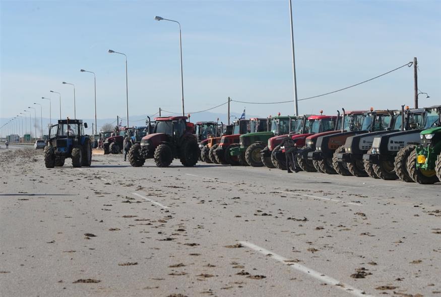 Αγροτικό μπλόκο στα Μάλγαρα (ΒΑΣΙΛΗΣ ΒΕΡΒΕΡΙΔΗΣ/ΜΟΤΙΟΝΤΕΑΜ)