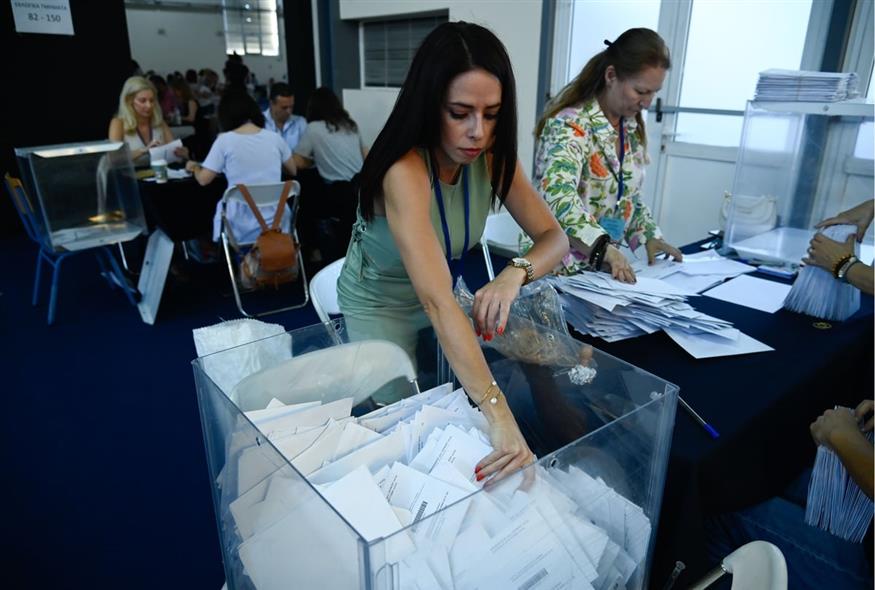 Στιγμιότυπα από το Κέντρο Διαλογής της επιστολικής ψήφου στο Περιστέρι για τις Ευρωεκλογές (INTIME)