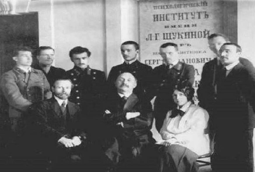O Γκεόργκι (Γεώργιος) Τσελπάνοφ ανάμεσα σε μαθητές του το 1914 (πηγή: ru.wikipedia.org)