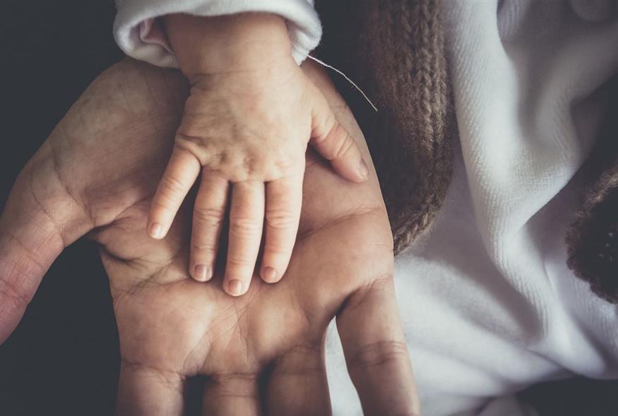 Το χέρι μιας μητέρας και του μωρού της