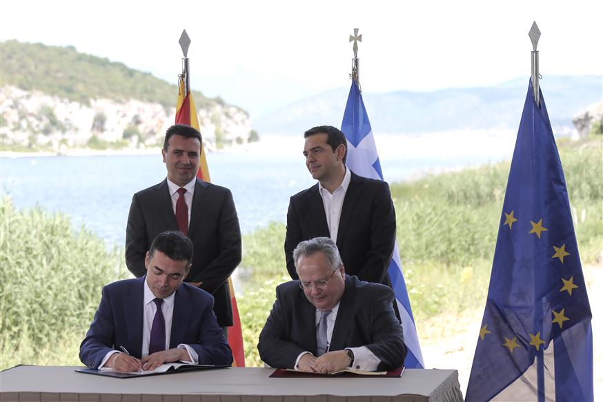 Στιγμιότυπο από την υπογραφή της Συμφωνίας των Πρεσπών/(AP Photo/Yorgos Karahalis)