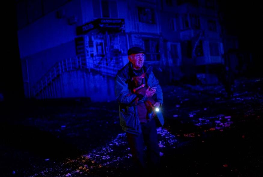 Στο σκοτάδι η Ουκρανία (AP Photo/Bernat Armangue)