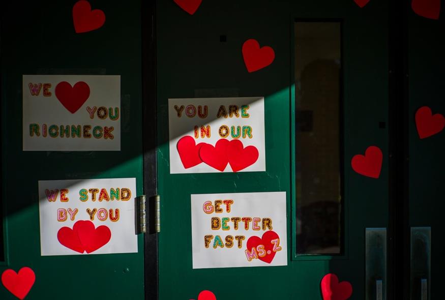 Μηνύματα συμπαράστασης στην Ζβέρνερ από τους μαθητές της μετά τον πυροβολισμό (John C. Clark/AP)