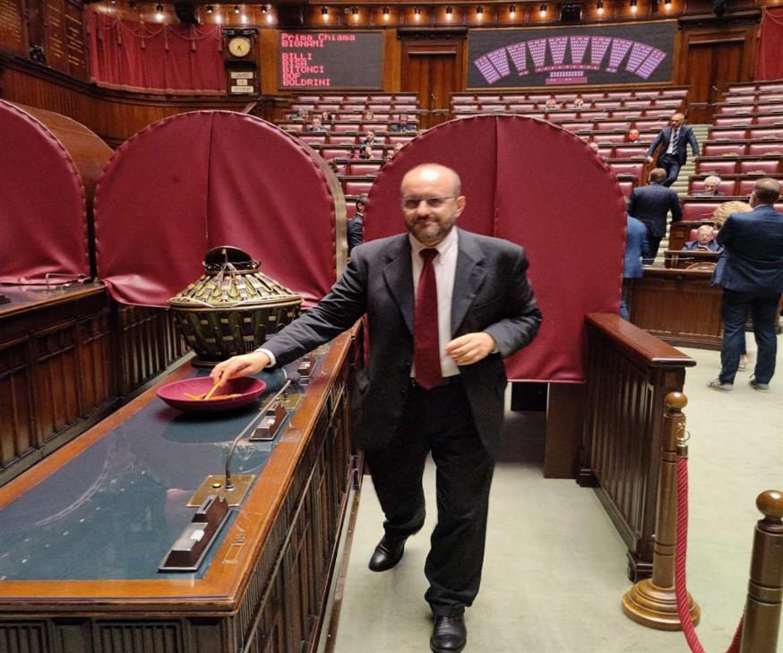 Ο Μάουρο Μπερούτο σε ψηφοφορία στην ιταλική βουλή