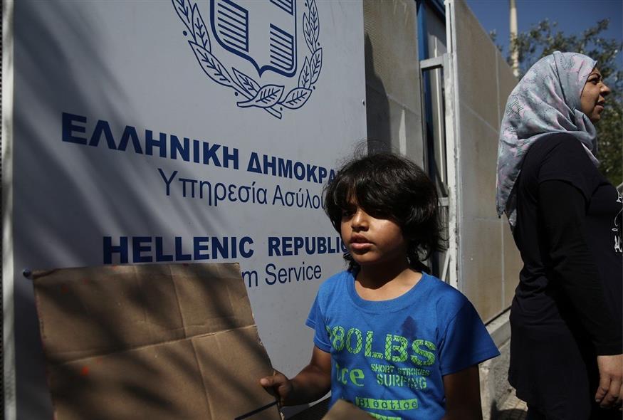 Ανήλικος πρόσφυγας έξω από την υπηρεσία ασύλου στην Αθήνα (φωτογραφία αρχείου / InTime Photos)