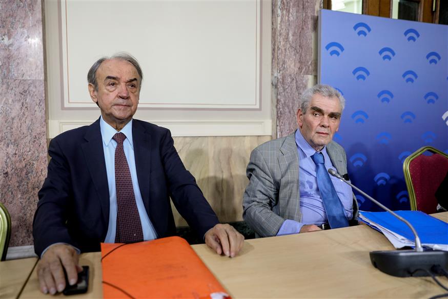 Ο Δημήτρης Παπαγγελόπουλος με τον δικηγόρο του Δημήτρη Τσοβόλα στην προανακριτική της Βουλής (eurokinissi)