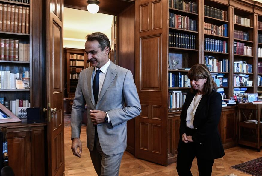 Συνάντηση της Προέδρου της Δημοκρατίας Κατερίνας Σακελλαροπούλου με τον Πρωθυπουργό Κυριάκο Μητσοτάκη / ΤΑΤΙΑΝΑ ΜΠΟΛΑΡΗ/EUROKINISSI