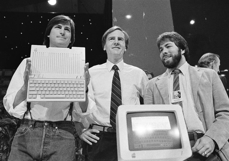 Ο Στιβ Τζομπς, αριστερα, πρόεδρος της Apple, ο Τζον Σκάλι, πρόεδρος και διευθύνων σύμβουλος και ο Στιβ Βόσνιακ συνιδρυτής της Apple με τον νέο υπολογιστή App IIc. /copyright Ap Photos