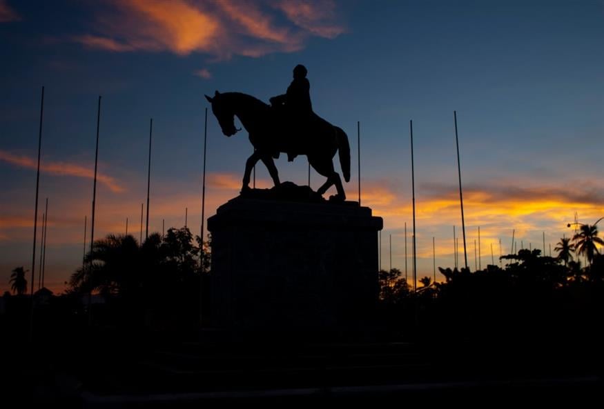 Ο Σιμόν Μπολιβάρ με φόντο... τη Δύση /copyright Ap Photos