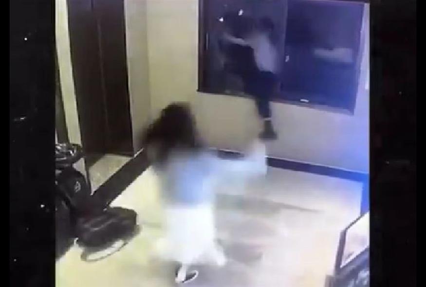 Έσπασε το παράθυρο για να γλυτώσει τον καβγά (X)