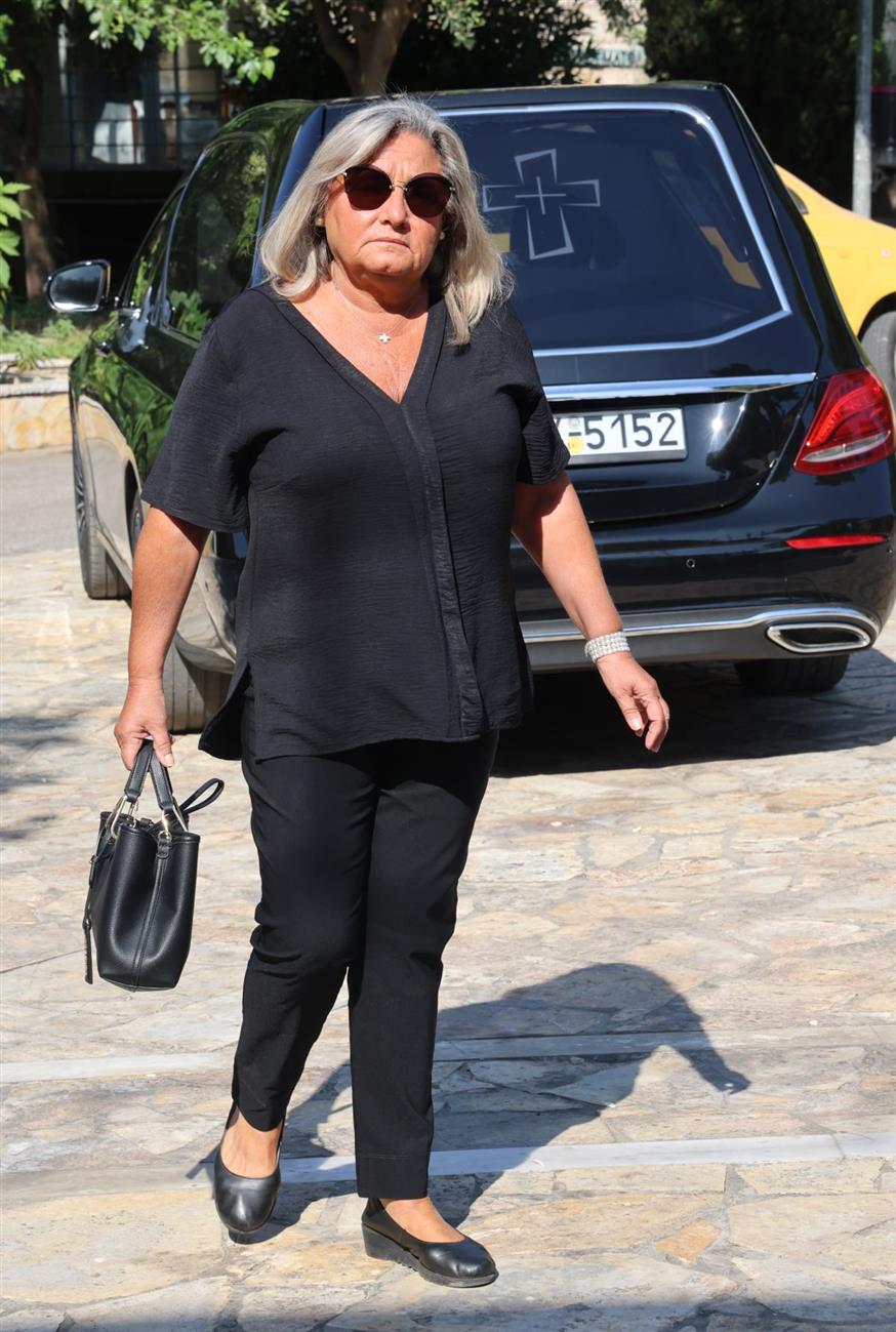 Μαίρη Λίντα κηδεία Λουκίλα Καρέρ (Copyright: NDP)