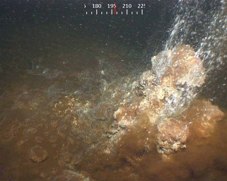 Υδροθερμικές καμινάδες στα 500 μέτρα βάθος στη βόρεια πλευρά του κρατήρα του Κολούμπου (SANTORY-ΑΠΕ-ΜΠΕ)