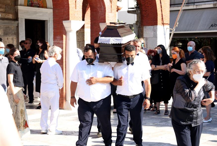 Ο Γιάννης Σμαραγδής στην κηδεία της συζύγου του, Ελένη (Copyright: NDP)