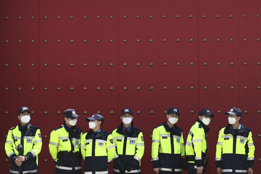 Αστυυνομικοί στη Νότια Κορέα (AP Photo/Ahn Young-joon)