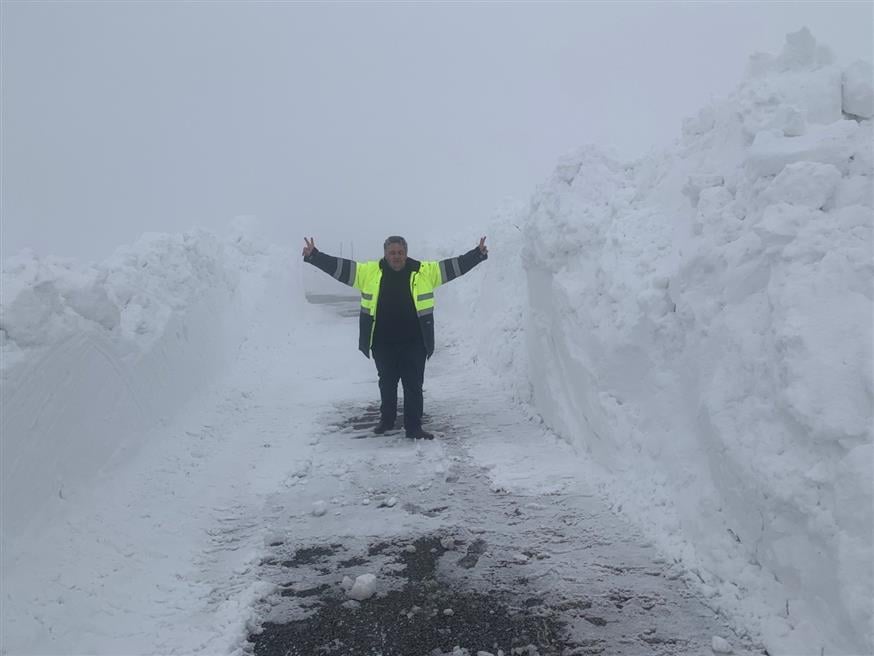 Ο δήμαρχος Ανδρου Δημήτρης Λοτσάρης σε δρόμο που μόλις ανοίχτηκε με τρία μέτρα χιόνι
