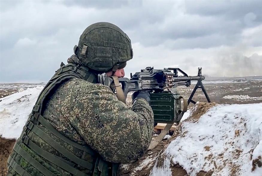 Στρατιώτης πυροβολεί κατά τη διάρκεια κοινών στρατιωτικών ασκήσεων της Ρωσίας και της Λευκορωσίας στο Brestsky / Russian Defense Ministry Press Service via AP