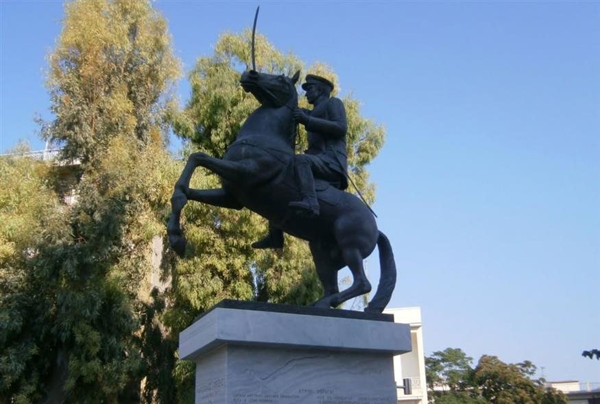 Άγαλμα του Φριζή στη Χαλκίδα.