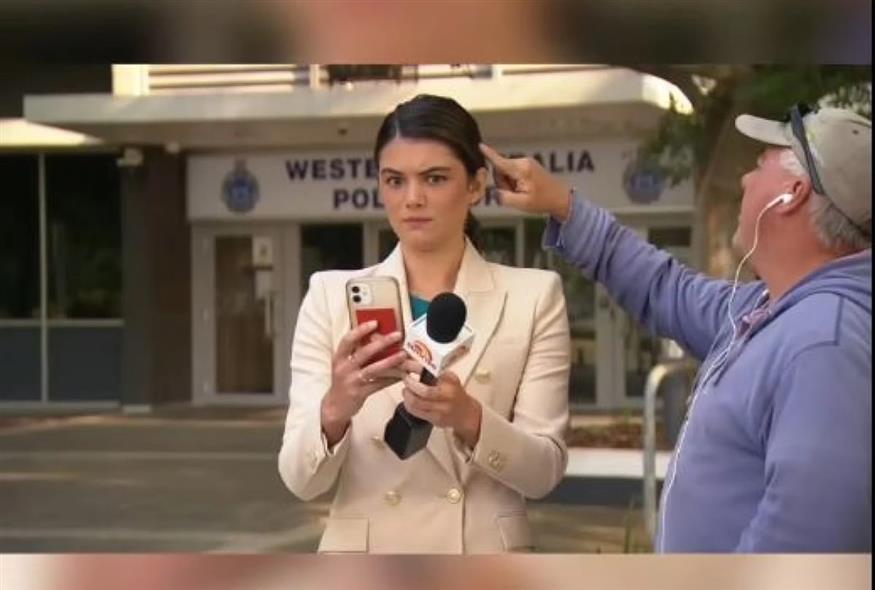 Εικονολήπτης στερέωσε με... σάλιο την τούφα ρεπόρτερ