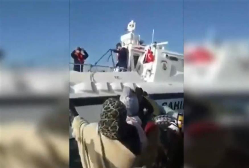 Τουρκική ακταιωρός πέφτει πάνω σε βάρκα με μετανάστες (OPEN/Screenshot)