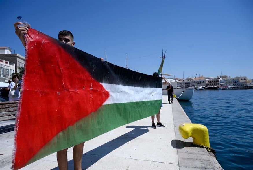Η σημαία της Παλαιστίνης στο λιμάνι της Ερμούπολης (ΠΑΝΑΓΙΩΤΟΠΟΥΛΟΣ ΝΙΚΟΣ/INTIME.GR)
