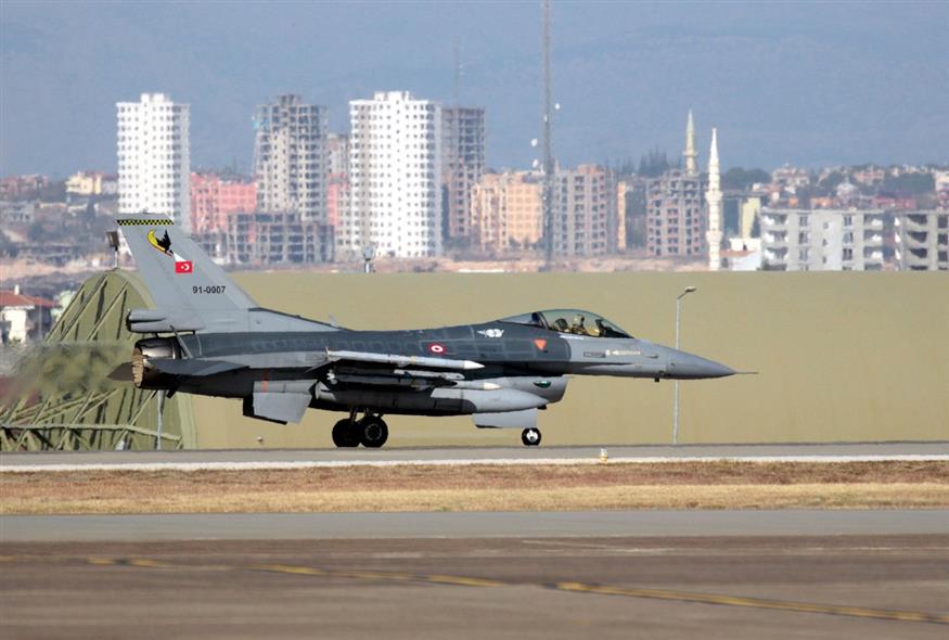 Μαχητικό αεροσκάφος F-16 της τουρκικής πολεμικής αεροπορίας ετοιμάζεται να απογειωθεί / AP Photo
