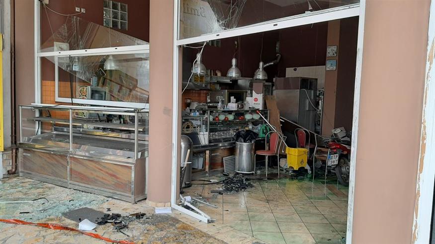 Το κατεστραμμένο κατάστημα όπου βρισκόταν το ΑΤΜ (copyright: ethnos.gr)