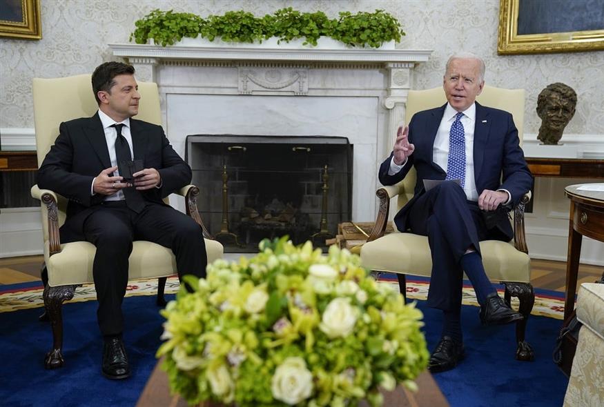 Ο Τζο Μπάιντεν με τον Βολοντίμιρ Ζελένσκι στον Λευκό Οίκο (φωτογραφία αρχείου / Associated Press)