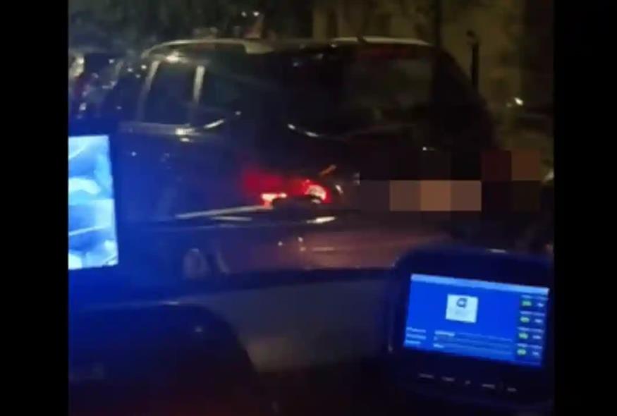 Έκλεισε τον δρόμο για να πάρει σουβλάκια