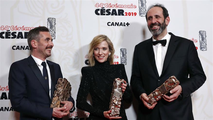 Ο Γάλλος σκηνοθέτης Xavier Legrand (αριστ.) με την Lea Drucker και τον Γάλλο παραγωγό Αλέξανδρο Γαβρά (δεξιά) για την ταινία «Μετά το Χωρισμό» (AP Photo/Thibault Camus)