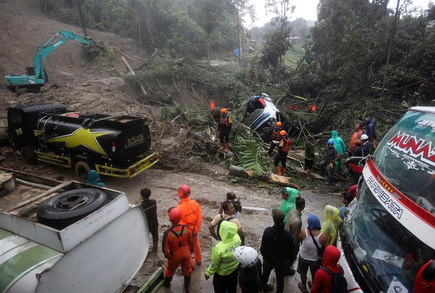 Κατολίσθηση στην Ινδονησία (AP Photo/Binsar Bakkara)