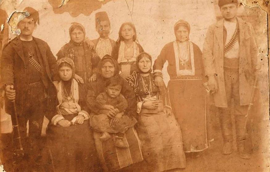 Σάντα 1900, ενορία Πινατάντων. Μέλη των οικογενειών Τσαντεκίδη και Ποταμόπουλου (πηγή: Ψηφιακή Σάντα)