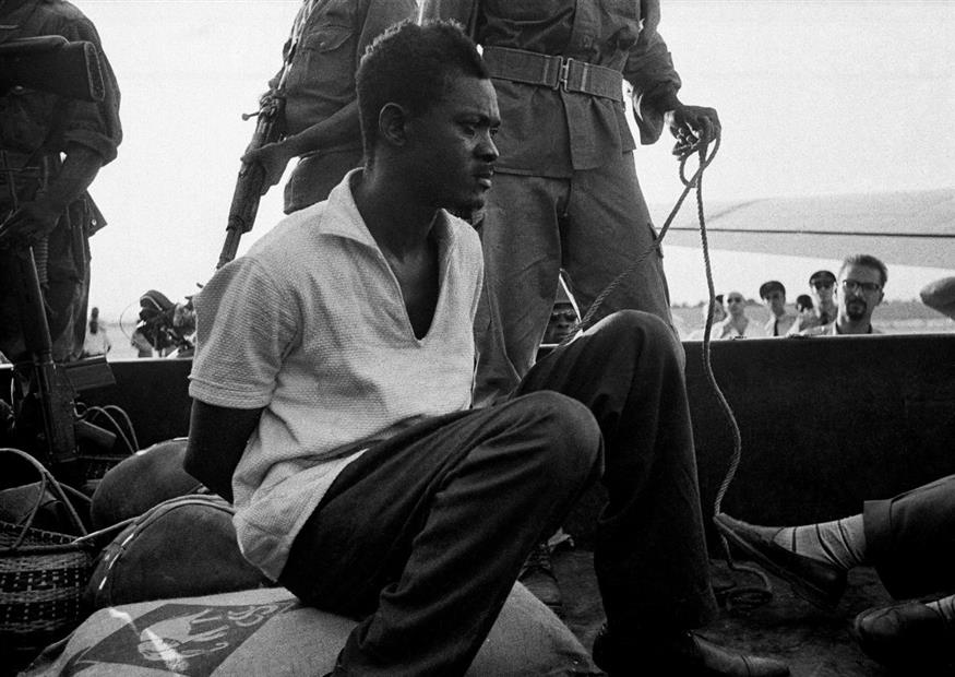 Ο Λουμούμπα δέσμιος, οδηγείται στο μαρτύριό του. /copyright Ap Photos