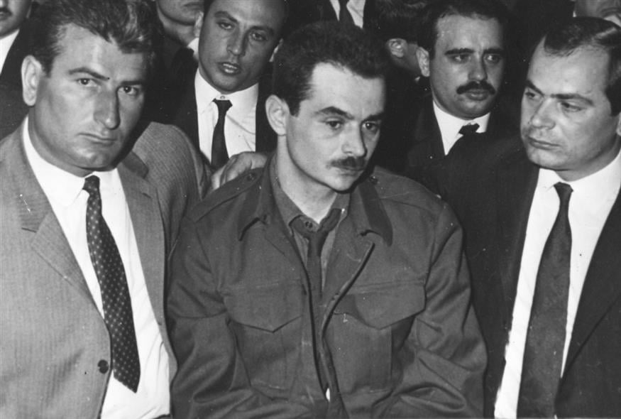 Ο Παναγούλης, στη μέση, κατά τη διάρκεια της δίκης του. /copyright Ap Photos