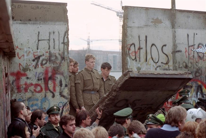 Στρατιώτες της Ανατολικής Γερμανίας κοιτούν προς την δυτική πλευρά το πλήθος (11 Νοεμβρίου 1989 AP)