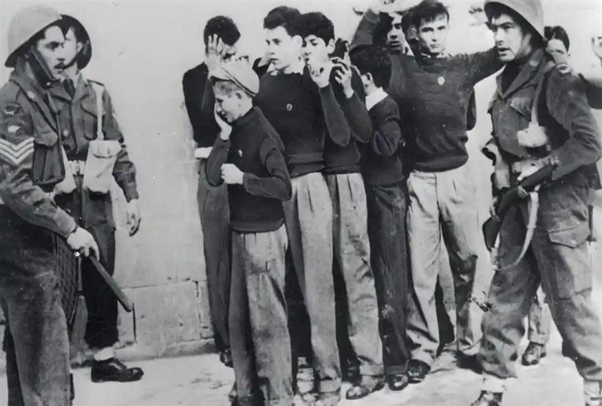 Στρατιώτες συλλαμβάνουν φοιτητές στη Λευκωσία μετά από διαμαρτυρία κατά των Βρετανών για τη μεταχείριση των ηγετών που ζητούσαν την ένωση της Κύπρου με την Ελλάδα το 1956. Φωτ: Bettmann Archive