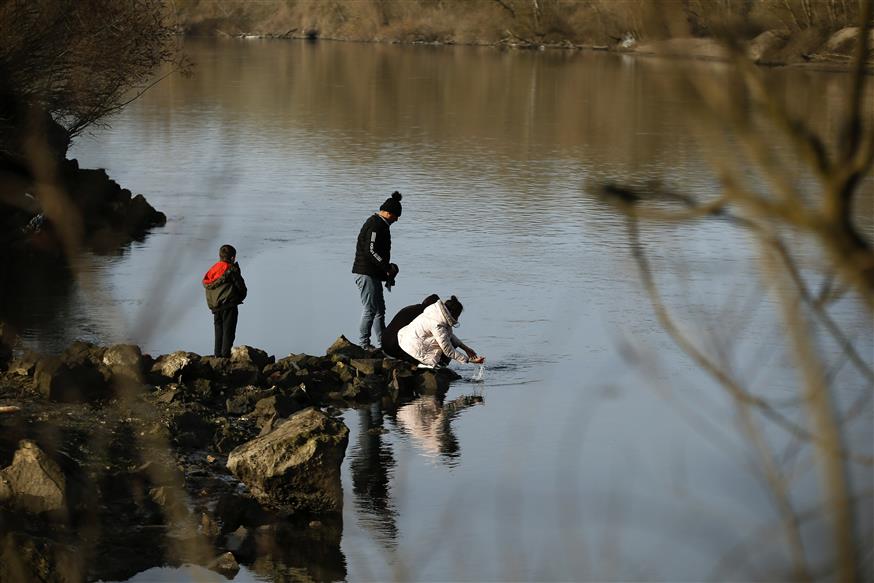 Ομάδα προσφύγων και μεταναστών προσπαθεί να διασχίσει τον ποταμό Έβρο  (AP Photo/Emrah Gurel)