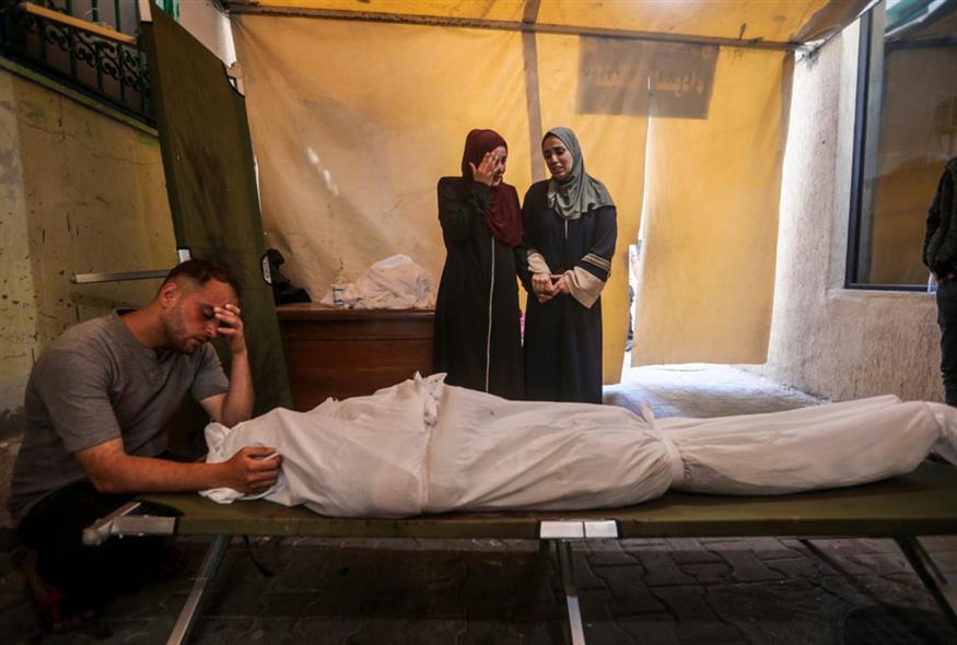 Παλαιστίνιοι στη Γάζα θρηνούν μπροστά από τα πτώματα  συγγενών τους/AP