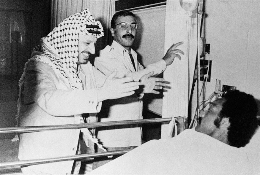 Ο Γιάσερ Αραφάτ με τον Τζέσι Τζάκσον στη Βηρυτό (AP Photo/Zohair Saade)